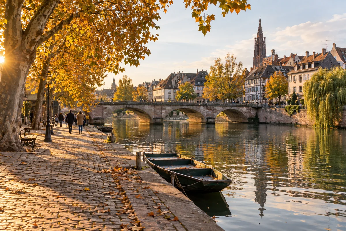 Quais et ponts d’un quartier ancien de Strasbourg en fin d’après-midi