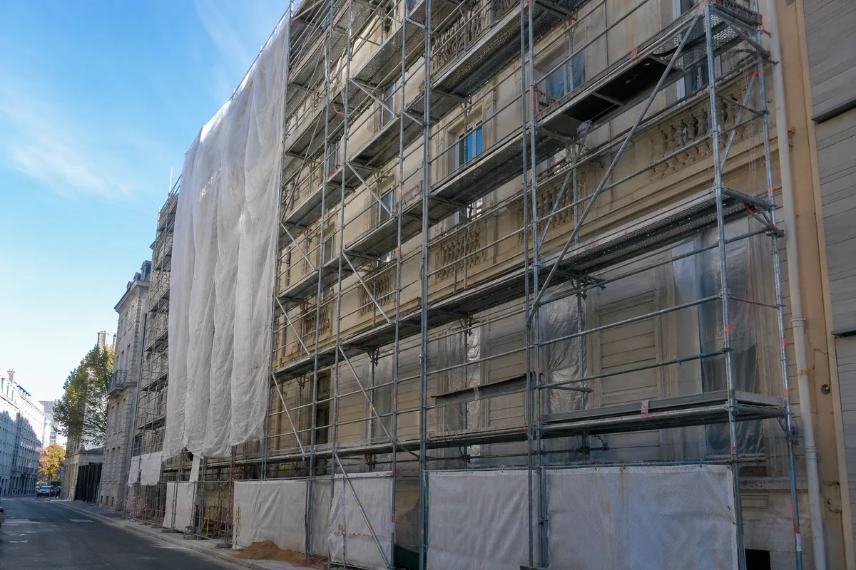 Immeuble ancien en cours de rénovation avec échafaudage dans une ville moyenne française